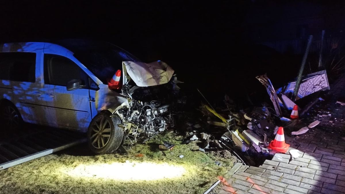 Řidič v Českých Budějovicích narazil do kapličky, hasiči evakuovali 20 lidí